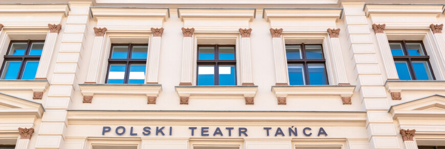 Napis Polski Teatr Tańca na ścianie budynku